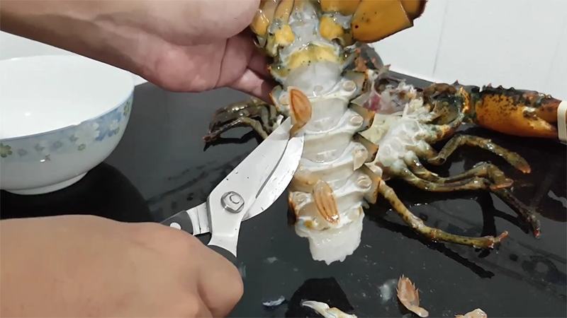 Cách sơ chế và chẻ tôm hùm đúng cách