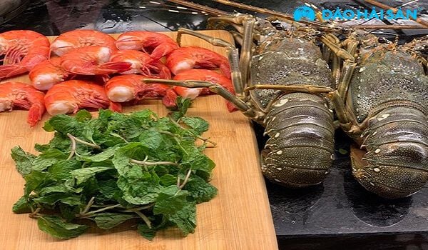 Tiết canh tôm hùm ăn kèm với rau gì để trọn vị?